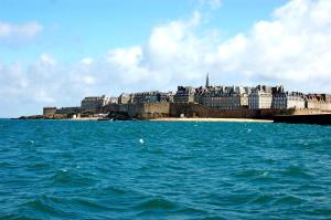 ein Blick auf eine Stadt vom Wasser aus in der Unterkunft Appart COQUET Intra-Muros façade historique rez de chaussée terrasse in Saint-Malo