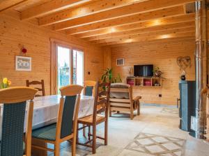 TV a/nebo společenská místnost v ubytování Le Chalet au vieux vignoble avec espace Sauna et Jacuzzi