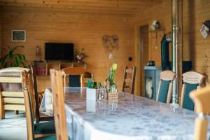 TV a/nebo společenská místnost v ubytování Le Chalet au vieux vignoble avec espace Sauna et Jacuzzi