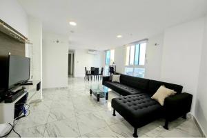 Μια τηλεόραση ή/και κέντρο ψυχαγωγίας στο Ocean View Private Room Balcony, Pool, Rooftop Gym Next to Hilton Panama