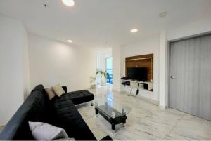 Μια τηλεόραση ή/και κέντρο ψυχαγωγίας στο Ocean View Private Room Balcony, Pool, Rooftop Gym Next to Hilton Panama
