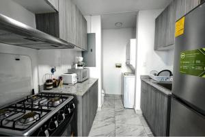 Η κουζίνα ή μικρή κουζίνα στο Ocean View Private Room Balcony, Pool, Rooftop Gym Next to Hilton Panama