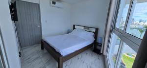 Ένα ή περισσότερα κρεβάτια σε δωμάτιο στο Ocean View Private Room Balcony, Pool, Rooftop Gym Next to Hilton Panama