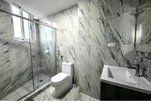 Ένα μπάνιο στο Ocean View Private Room Balcony, Pool, Rooftop Gym Next to Hilton Panama