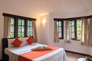 una camera da letto con un letto e finestre di Remli Villa a Kandy