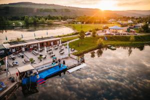 una vista aerea di un ristorante sull'acqua di Ferienwohnung Moselnest a Longuich