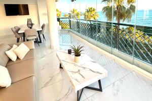 Balkón alebo terasa v ubytovaní MI CAPRICHO A12 - Luxury Beachfront Apartment- Costa del Sol