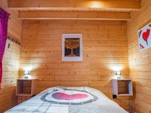 Postel nebo postele na pokoji v ubytování Le Chalet au vieux vignoble avec espace Sauna et Jacuzzi