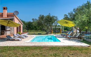 Bazén v ubytování Holiday Home Dalmatinska Croatia nebo v jeho okolí