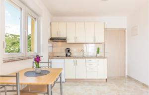 Kuchyňa alebo kuchynka v ubytovaní Studio Apartment In Krvavica