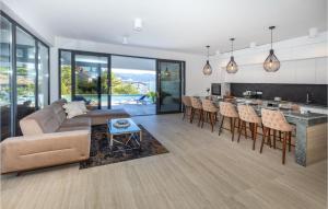 Bazén v ubytování 4 Bedroom Awesome Home In Komarna nebo v jeho okolí