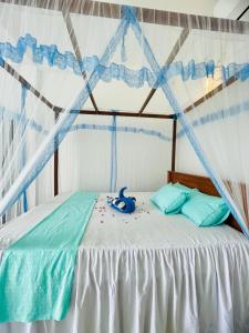 Schlafzimmer mit einem Bett mit blauem Schild in der Unterkunft Moon Light Guest in Mirissa