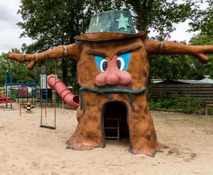 ein Spielgerät mit einem Hut darauf in der Unterkunft chalet 16 de tien heugten drenthe in Schoonloo