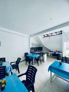 ein Wohnzimmer mit blauen Tischen und Stühlen in der Unterkunft Moon Light Guest in Mirissa