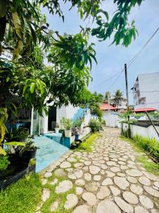 eine Kopfsteinpflasterstraße neben einem Gebäude in der Unterkunft Moon Light Guest in Mirissa + 76 Fotos