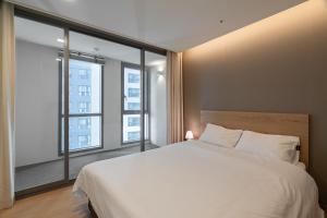 Postel nebo postele na pokoji v ubytování The solid residence - Elbon the stay by haeundae
