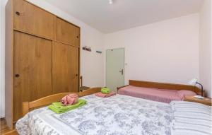 Postel nebo postele na pokoji v ubytování Cozy Apartment In Lovrecica With Wifi