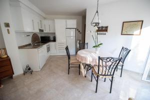 a kitchen and dining room with a table and chairs at Apartamento primera linea de mar in L'Ampolla