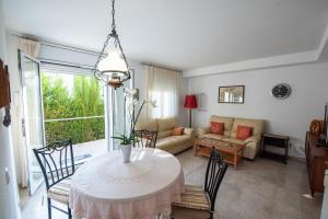 Et opholdsområde på Apartamento primera linea de mar