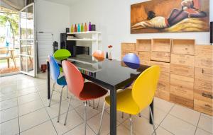 Posezení v ubytování Nice Home In Aigues-Mortes With Kitchen