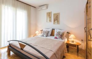 Postel nebo postele na pokoji v ubytování Apartment Makarska With Sea View 5