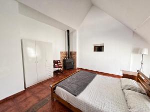 sypialnia z łóżkiem, biurkiem i krzesłem w obiekcie Villa Casa Vega Fuengirola w mieście Fuengirola