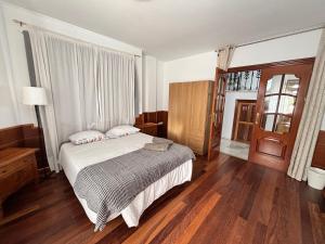sypialnia z łóżkiem i drewnianą podłogą w obiekcie Villa Casa Vega Fuengirola w mieście Fuengirola +37 zdjęć