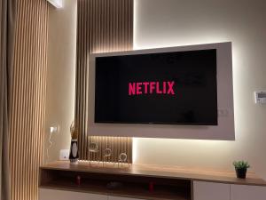 TV a/nebo společenská místnost v ubytování Hurghada Stylish Heaven Luxury Apartment