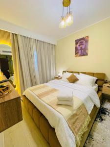 Postel nebo postele na pokoji v ubytování Hurghada Stylish Heaven Luxury Apartment