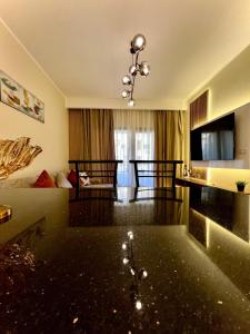 TV a/nebo společenská místnost v ubytování Hurghada Stylish Heaven Luxury Apartment