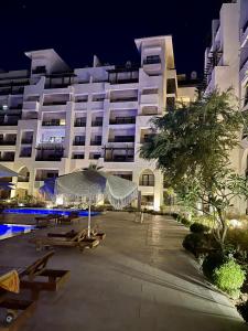 Bazén v ubytování Hurghada Stylish Heaven Luxury Apartment nebo v jeho okolí
