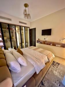 Postel nebo postele na pokoji v ubytování Hurghada Stylish Heaven Luxury Apartment