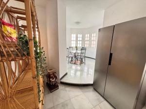 jadalnia ze stołem, krzesłami i lodówką w obiekcie Villa Casa Vega Fuengirola w mieście Fuengirola