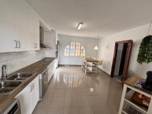 Kuchnia lub aneks kuchenny w obiekcie Villa Casa Vega Fuengirola