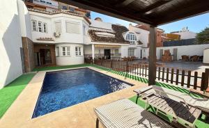 basen na podwórku domu w obiekcie Villa Casa Vega Fuengirola w mieście Fuengirola
