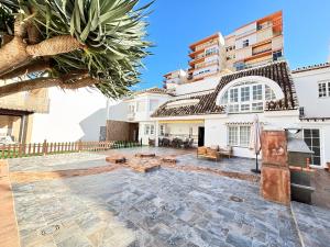 dziedziniec domu z palmą w obiekcie Villa Casa Vega Fuengirola w mieście Fuengirola