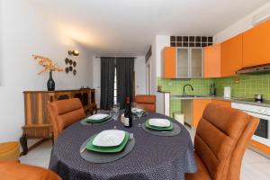 a dining room with a table and chairs in a kitchen at Beachfront Apartments Jackie in Srima