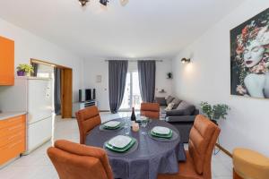 a kitchen and a living room with a table and chairs at Beachfront Apartments Jackie in Srima