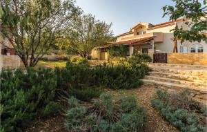 Zahrada ubytování Four-Bedroom Holiday Home In Kastel Novi