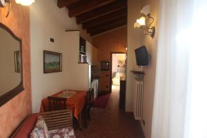 a hallway with a table and a television in a room at Casa San Marco in Castelnuovo del Garda