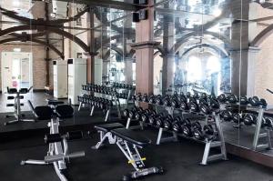 un gimnasio con filas de sillas y espejos en Charming Beachfront Retreat, Minutes from Pattaya, en Na Jomtien