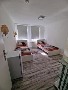 a room with two beds in a room at Wohnung - Goldene Gerste in Frankfurt/Main +3 photos