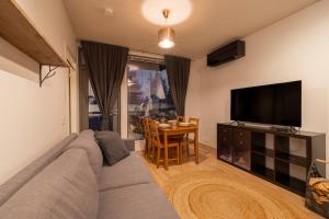 ユッラスヤルヴィにあるDuetto by Hi Ylläsのソファと薄型テレビのあるリビングルーム +5枚の写真