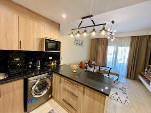 Kuchyň nebo kuchyňský kout v ubytování Hurghada Stylish Heaven Luxury Apartment