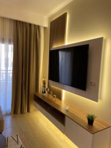 TV a/nebo společenská místnost v ubytování Hurghada Stylish Heaven Luxury Apartment