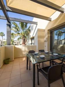 ein Esszimmer mit Tisch und Stühlen in der Unterkunft Ático Almyra - Roda Golf in San Javier + 21 Fotos