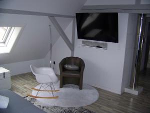TV a/nebo společenská místnost v ubytování C' 1 comble