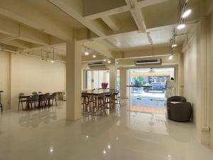 a living room with a table and chairs in it at Wonderful inn 2 in Pattaya