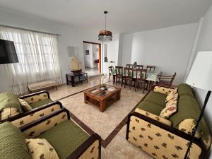 salon z dwiema kanapami i stołem w obiekcie Villa Casa Vega Fuengirola w mieście Fuengirola