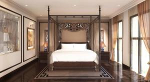 Una cama o camas en una habitación de Hotel Công Tử Bạc Liêu